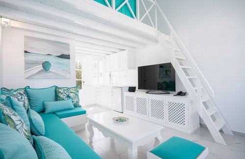 Oia Villa | Villa 'EMERALD'- Private Pool & Private Outdoor Heated Hydromassage Spa