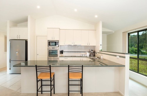 Surf Beach House | Villa Franco - Pet Friendly - 8 Mins Walk to Beach