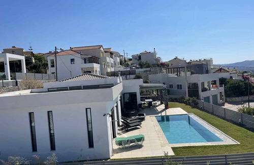 Plaka House | Villa Giil, a large, modern, family-friendly house with a private pool