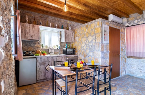 Spanochori House | “Villa Lazar” with Terrace, Air Conditioning, and Wi-Fi