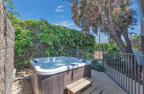 Echuca House | Villa Mala Summary: W