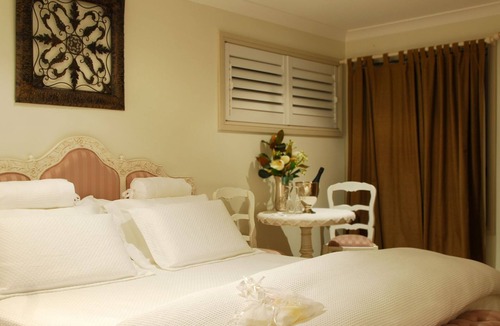 Forbesdale Bed & Breakfast | Villa Medici - Bed and Breakfast - Couples - HamptonnSTRA-4614nQTA-BSTAR-1507