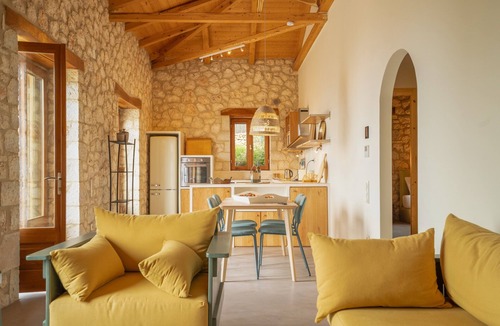 Tsoukaladhes Villa | Villa 'Melivaroni' with Sea View and Wi-Fi