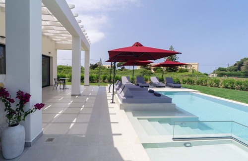 Almiros Beach Villa | Villa Nobilita - Luxury villa in Corfu. At the beach, roof terrace and pool