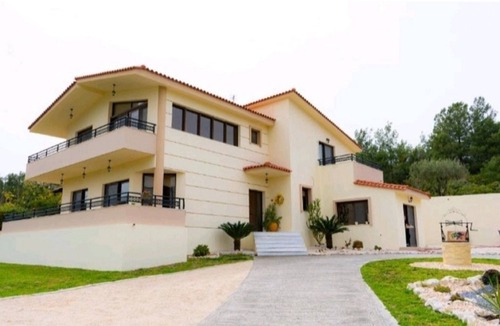 Soroni Villa | Villa Nostra Airport pick-up services