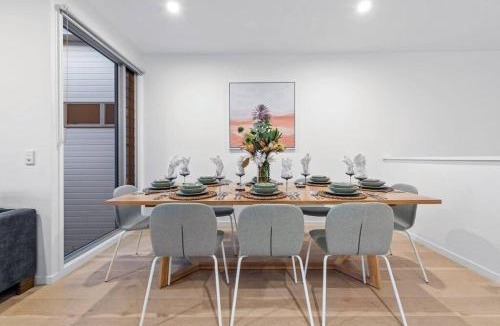 Newport House | Villa on Newport Lake