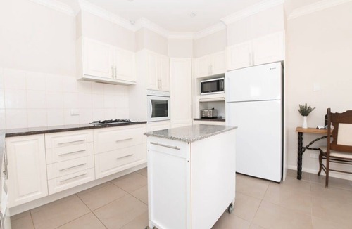 Orange House | Villa on Rosemary - Walk to CBD, Cosy & Private