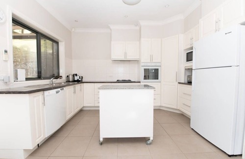 Orange House | Villa on Rosemary - Walk to CBD, Cosy & Private