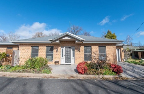 Orange House | Villa on Rosemary - Walk to CBD, Cosy & Private