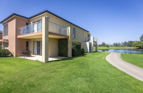Lovedale Villa | Villa on the Green - Designer 2 bedroom, 2 bathroom villa at Rydges Resort