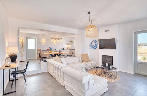 Paros Villa | Villa Sunshine · 5BR Beachfront Über Boho Chic Vil