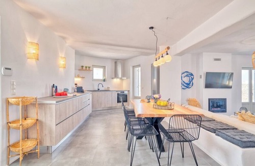 Paros Villa | Villa Sunshine · 5BR Beachfront Über Boho Chic Vil