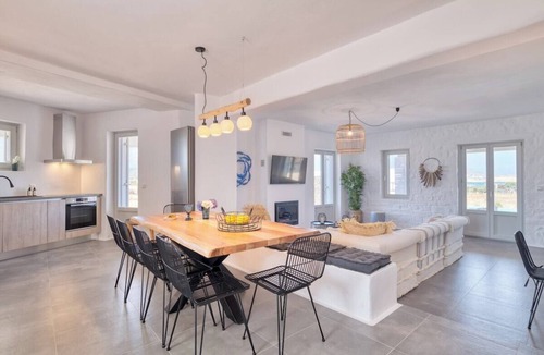 Paros Villa | Villa Sunshine · 5BR Beachfront Über Boho Chic Vil