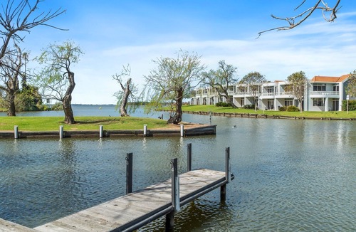 Mulwala Villa | Villa Tarni Unit 7 Lake Mulwala frontage and short walk to all clubs