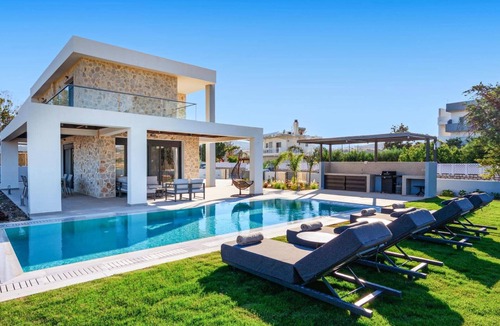 Gennadi Villa | Villa Terra Magna Alba by Villa Plus