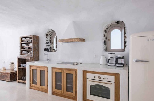Pyrgos House | Villa with air conditioning, private jacuzzi and 360° panoramic view