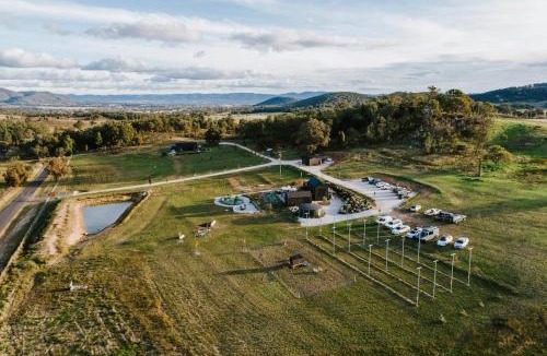 Budgee Budgee Villa | Villas at Small Batch Brewery & Hop Farm Mudgee