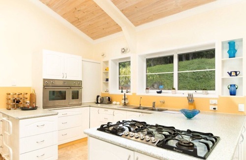Ravenshoe House | Vine Creek Cottage- private & secluded getaway