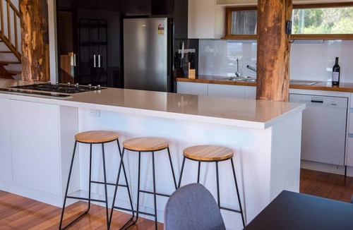 Cambridge House | Vineyard Stay - 15 mins to city, 7 mins to airport
