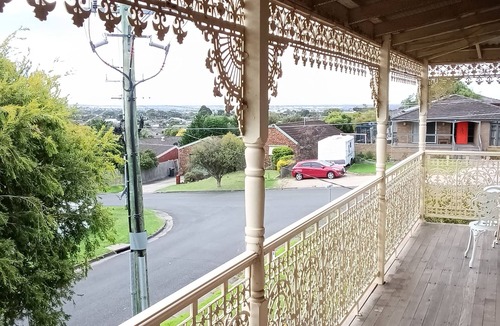 Grovedale House | Vintage house for holiday in Geelong