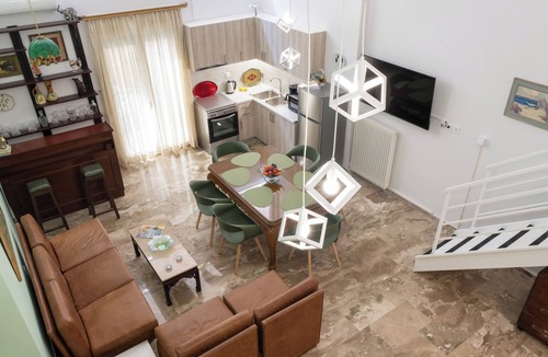 Koukaki Apartment | Vintage Loft in Acropolis' Koukaki with small garden