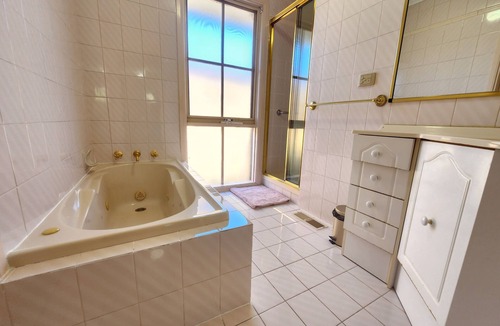 Essendon Villa | Vintage Villa in Essendon Exotic Garden Free Parking Near Melbourne CBD, Airport
