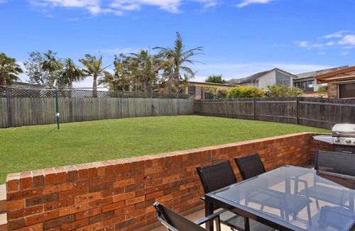 Forresters Beach House | VISTA DI MARE | Short walk to beach | Accom Holidays
