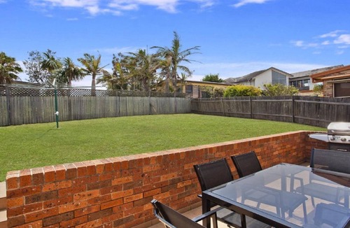 Forresters Beach House | VISTA DI MARE | Short walk to beach | Accom Holidays