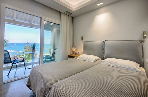 Agios Georgios Pagon Apartment | Vistonia Studio 6 - right on the beach with sea views