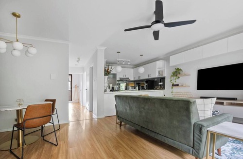 Glebe Apartment | Viva Verdant Stroll to Darling Harbour and CBD
