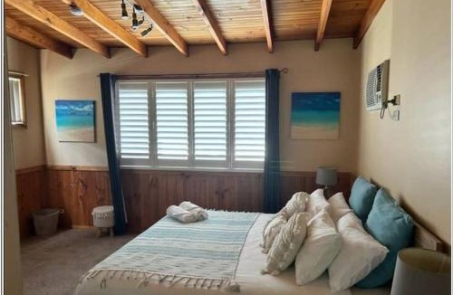 Gwandalan House | VIVID - Lake Macquarie Cosy House, heated pool, ev station, fireplace 1 hour from Sydney
