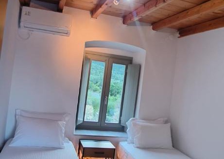 Kyparissi House | Vrisi House