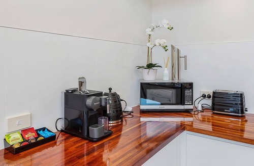 Hobart Central Business District House | Walk to Salamanca! LUX 3 bdm house, on-site parking!
