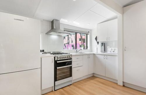Richmond North House | Walk to the MCG & AAMI Park - Free Late Checkout - Great location & Backyard