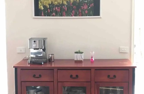 Point Cook House | Walk to train station, cosy house +treadmill …