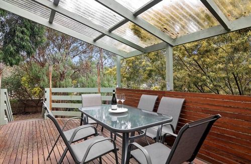 Anglesea House | Walk2Everything is within walking distance of the main shopping centre, cafes, the river, and more.
