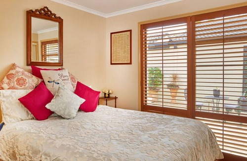 Helensvale House | Walking distance to Movie World