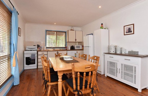 Ellalong Cottage | Wallaby Cottage - cute Accom in bushland setting