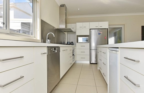 Wangi Wangi House | Wangi Lakehouse - renovated Lake Macquarie lakefront Location