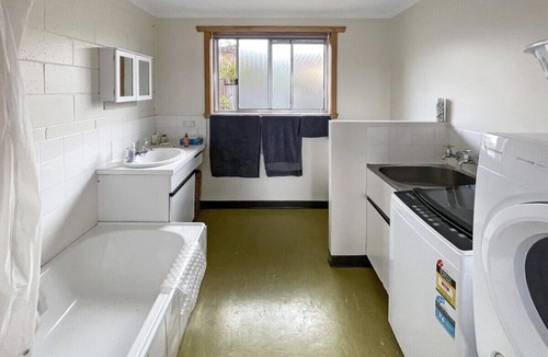Waratah Apartment | Waratah Waterfall Retreat, Free Pay T.V. In Two rooms WiFi Central To Waterfall