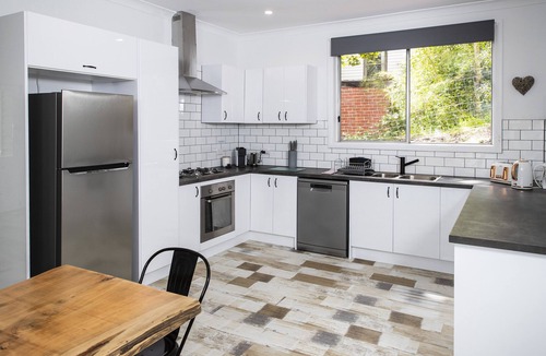 Warburton House | Warburton Digs, vista views in the heart of Warby