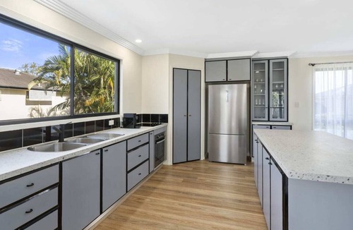 Redland Bay House | Water View Modern 6 Beds Villa with Pool