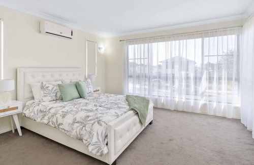Redland Bay House | Water View Modern 6 Beds Villa with Pool