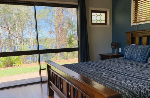 Landsborough House | Water Views. Huge home, pool. Pet friendly. Direct access to Ewan Maddock Dam.