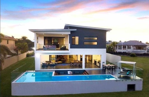 Helensvale House | Waterfront close to theme parks
