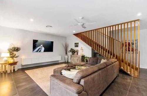 Helensvale House | Waterfront close to theme parks