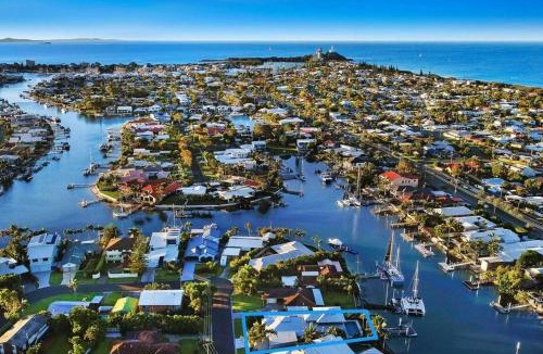Buddina House | WATERFRONT HOME BORDERING MOOLOOLABA