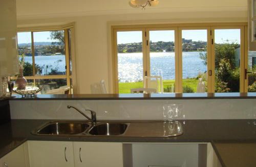 Primbee House | Waterfront Lakeside Cottage Primbee