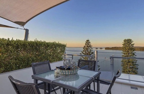 The Entrance Apartment | Waterfront Penthouse with heated jacuzzi and private rooftop terrace