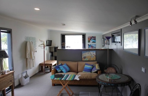 Kingborough Bed & Breakfast | Waterfront Self Contained Accommodation Overlooking Marina
